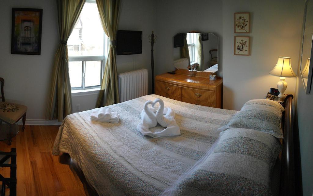 Rose Garden Bed And Breakfast Toronto Room photo